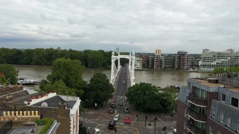 Cars driving through road intersection and entering historic Albert Bridge Stock-Footage 160178403