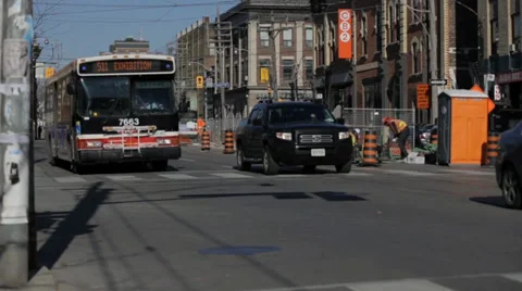 Cars at intersection Видео 34271438
