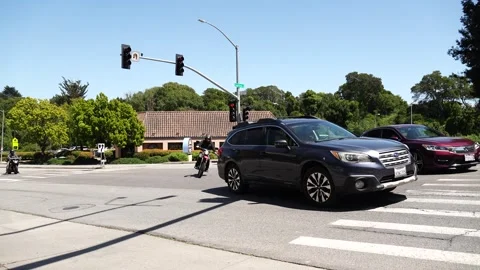 Cars at an intersection Vídeos de archivo 308508807