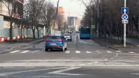 Cars at the intersection turn left and exit onto Zelenodolskaya Street. Video stock 237111394