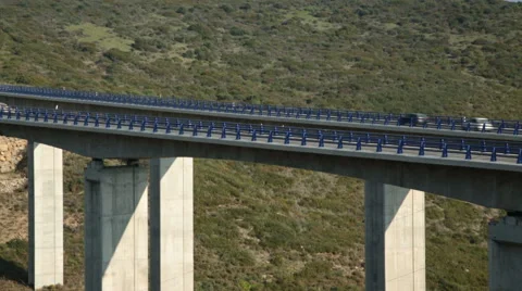 Cars move on the bridge. 库存影片 46511486