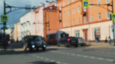 Cars move through a busy intersection while a bus approaches from the opposite Vídeos de archivo 344527944