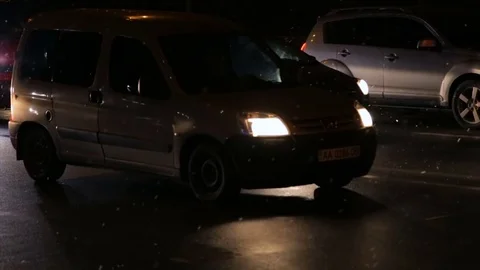 Cars on the night freeway Stock-Footage 84517441