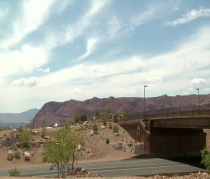 Cars pass over a deseet overpass Video stock 21628362