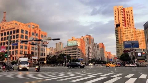 Cars passing through the intersection on the way home in the evening Video stock 196902429
