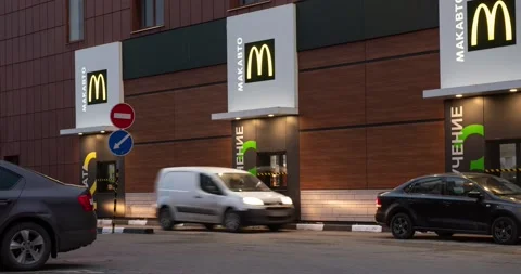 Cars queue at macauto drive thru Видео 142602776