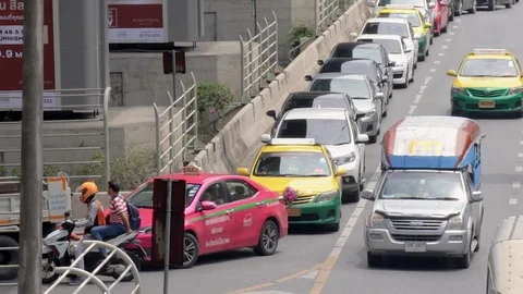 Cars queue up to turn right at intersection in Sathorn district Stock-Footage 115959714