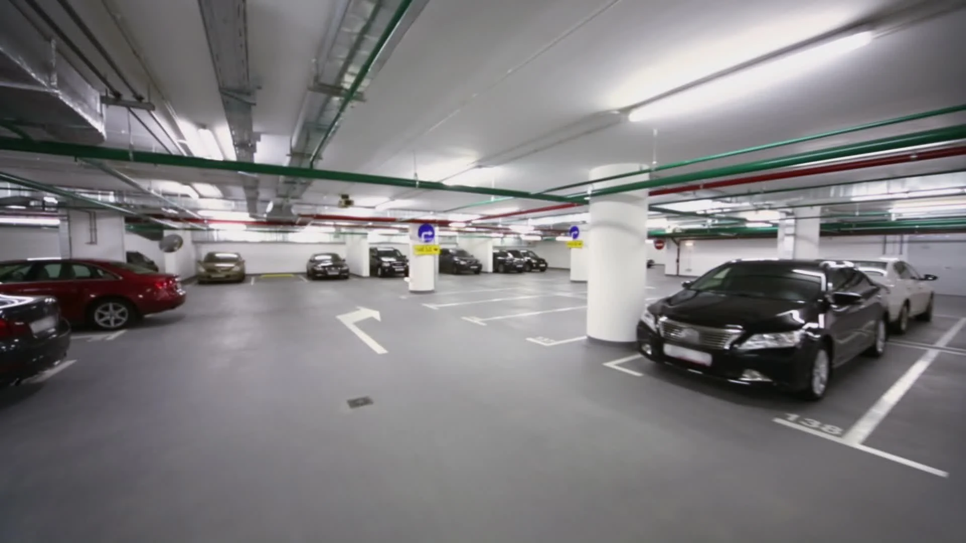 Russian car parking underground. Общественный гараж. Гараж Underground. Мякинино парк подземный паркинг. Подземная парковка голоден парк.