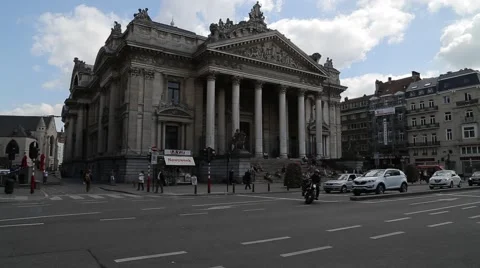 Cars through Brussels Stockbeeldmateriaal 42899110