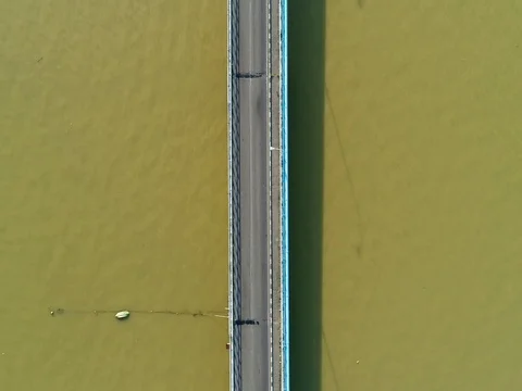 Cars using the bridge as view from above. 動画素材 80282608