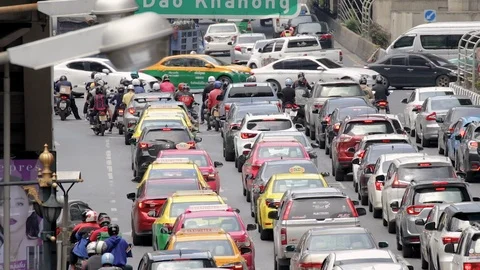 Cars waiting at crowded intersection during rush hour in Sathorn district Video stock 115959713