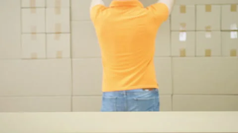 Carton with PARCEL DELIVERY text on the table and warehouse worker Vidéo 135697251