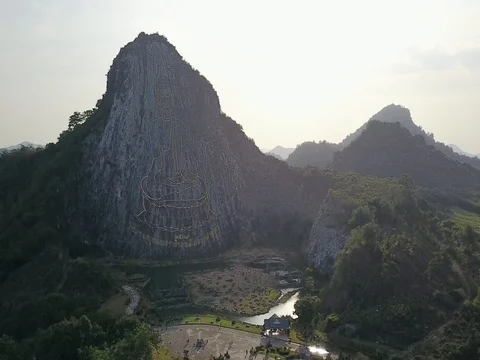 Carved buddha image from gold on the cliff at Khao Chee chan, Pattaya, Thailand Vídeo Stock 77325591