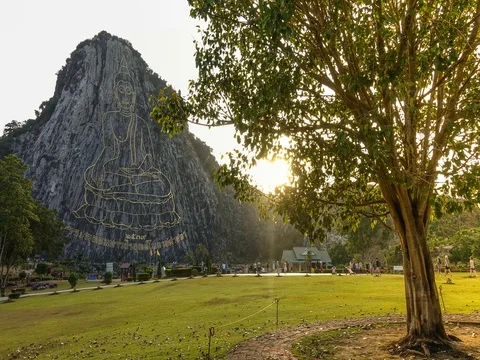 Carved buddha image from gold on the cliff at Khao Chee chan, Pattaya, Thailand Vídeos de archivo 77325640