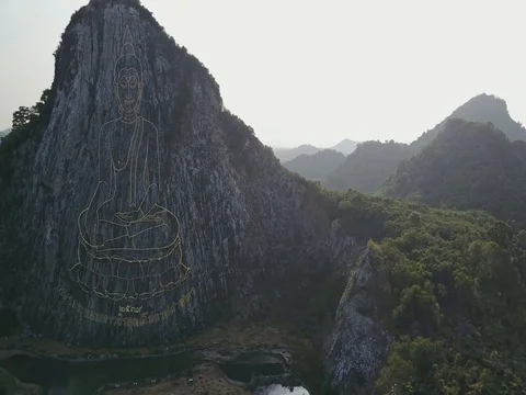 Carved buddha image from gold on the cliff at Khao Chee chan, Pattaya, Thailand Vídeos de archivo 77326233