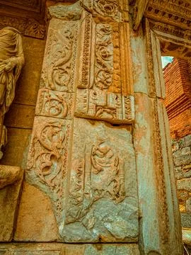 Carved Columns Frame Draped Statue on Ephesus Celsus Library Facade Fotos de archivo