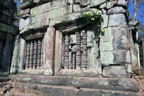 Carved columns, rail-posts, in temple ruin, Siem reap, Cambodia.. Foto stock