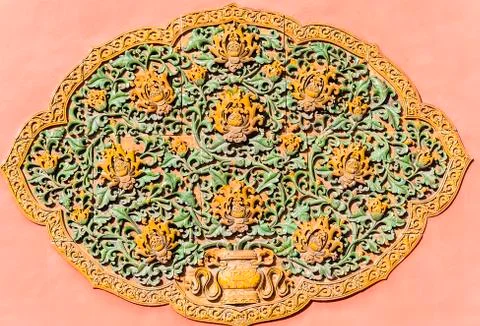 Carved flowers on the red wall of forbidden city, beijing Foto stock