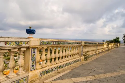 Carved handrail with ceramic pattern and surmounted by a blue basin with a ca Stock-Fotos