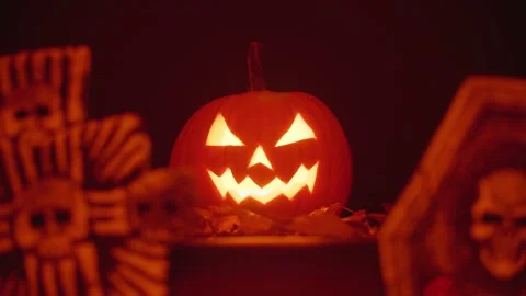 Carved pumpkin, jack o lantern, halloween theme, halloween decorations 库存影片 219661562