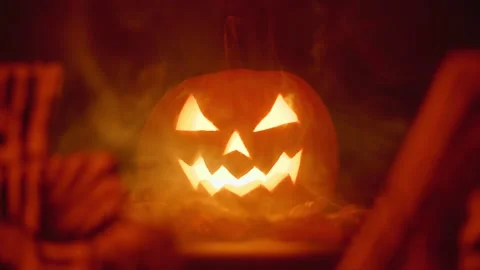 Carved pumpkin, jack o lantern, halloween theme, halloween decorations 库存影片 219661573