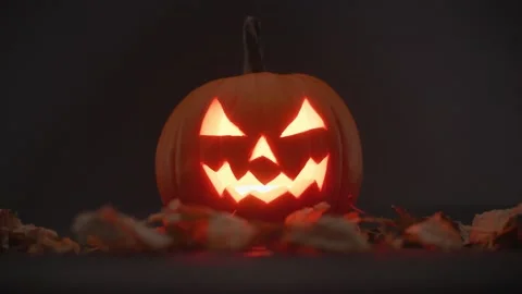 Carved pumpkin, jack o lantern, halloween theme, halloween decorations 库存影片 219661583
