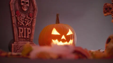 Carved pumpkin, jack o lantern, halloween theme, halloween decorations 库存影片 219661672
