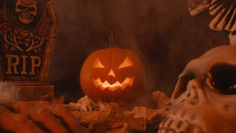 Carved pumpkin, jack o lantern, halloween theme, halloween decorations 库存影片 219661673