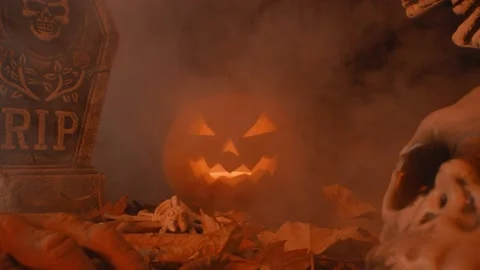 Carved pumpkin, jack o lantern, halloween theme, halloween decorations 库存影片 219661676