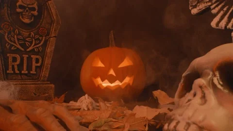 Carved pumpkin, jack o lantern, halloween theme, halloween decorations 库存影片 219661684
