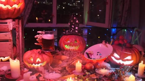 Carved pumpkin jack o lantern invites to drink beer at halloween party 库存影片 283982803