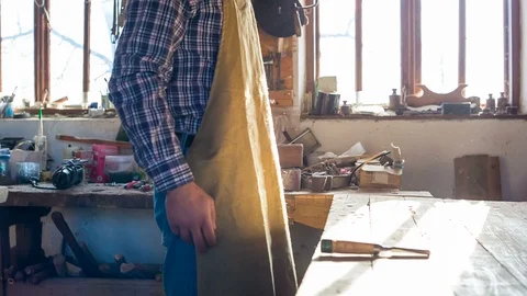 Carvers is preparing for work Stockbeeldmateriaal 88054329