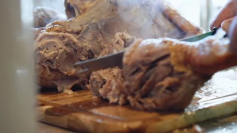 Carving the leg of a turkey Video stock 93240533