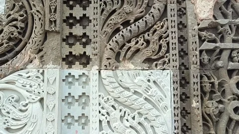 Carving on a pillar in Qutub Minar complex, a UNESCO world heritage site 스톡 동영상 332533893