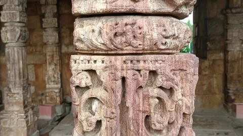 Carving on a pillar in Qutub Minar complex showcasing the indo-islamic art 스톡 동영상 332534006