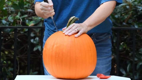 Carving a pumpkin timelapse Stock Footage 95733155