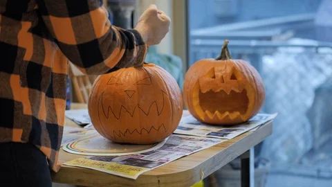 Carving Pumpkins 2 動画素材 109621144