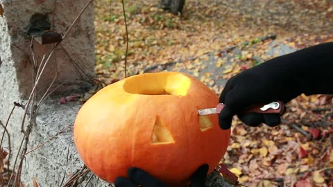 Carving pumpkins for Halloween Stock-Footage 141287147