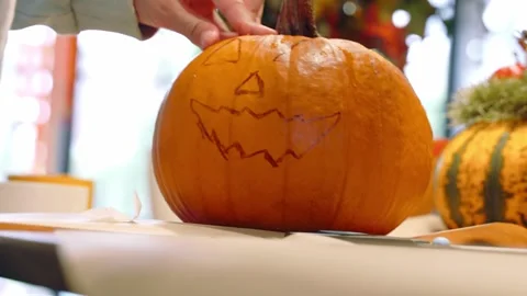 Carving Spooky Jack O Lantern Face Into Pumpkin Vídeos de archivo 345094668