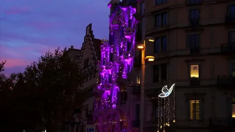 Casa Batlló Christmas lights changing from light purple to purple Stock Footage 203534009