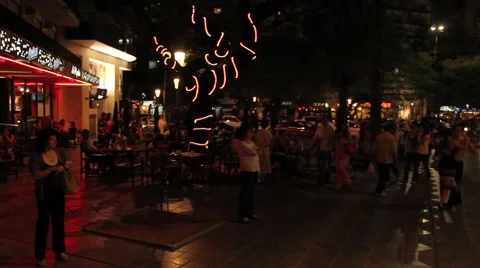 Casais tomando aula de tango na rua, típica noite de verão na Argentina Stock Footage 40051390