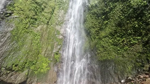 Cascada de San Ramon. Waterfall on Ometepe, Nicaragua. Tilt shot of waterfall. Video stock 225633075
