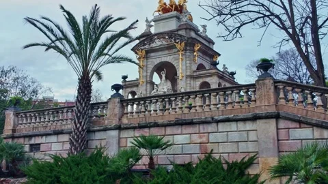 Cascada Monumental framed by palm trees 스톡 동영상 331441864