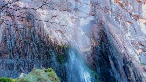 Cascada sobre pared de roca Stockbeeldmateriaal 145975843