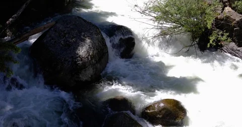 Cascade around large rocks 4k 24fps Vídeo Stock 79132530