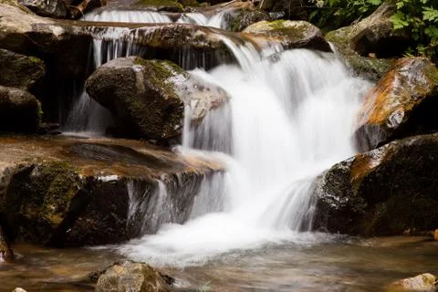 Cascade falls over mountain rocks Stock-Fotos