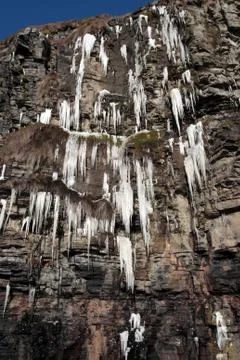 Cascade of icicles on a cliff face Foto stock