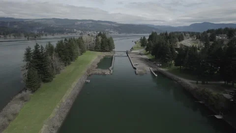 Cascade Lock Oregon Island Drone Approach 库存影片 207194200
