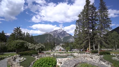 Cascade Mountain at edge of Banff, Canada Vídeo Stock 244947050