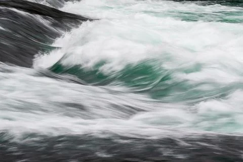 Cascade on rapid mountain river close up Stock-Fotos